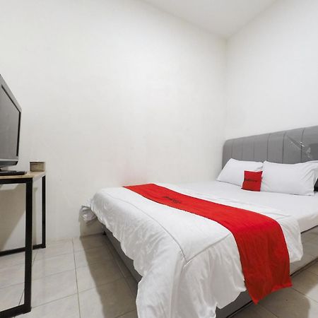 Hotel Reddoorz At Flamboyan Harapan Indah Bekasi Exterior foto