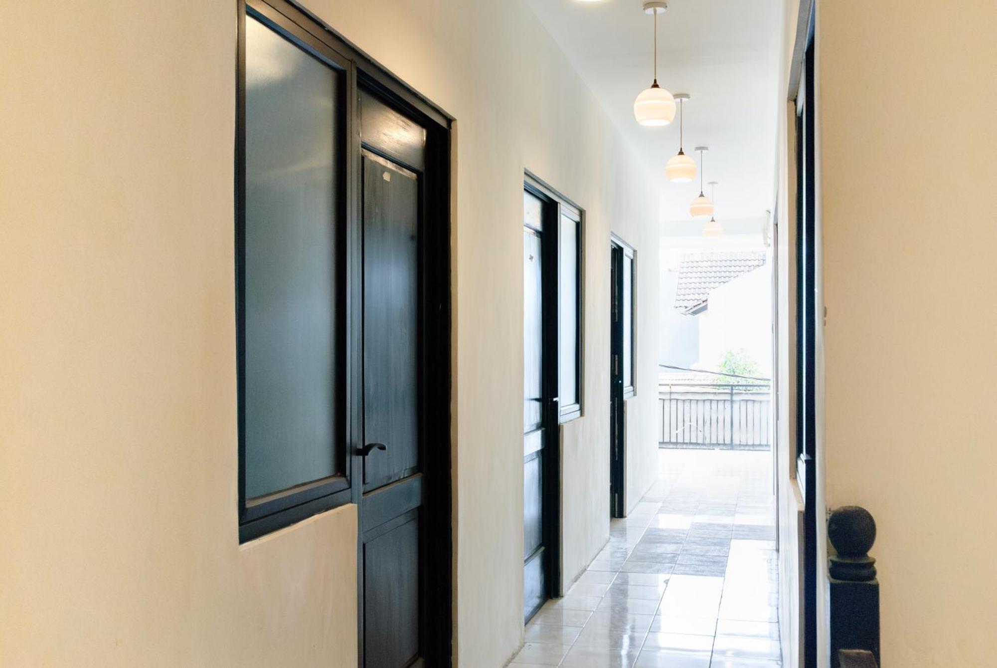Hotel Reddoorz At Flamboyan Harapan Indah Bekasi Exterior foto