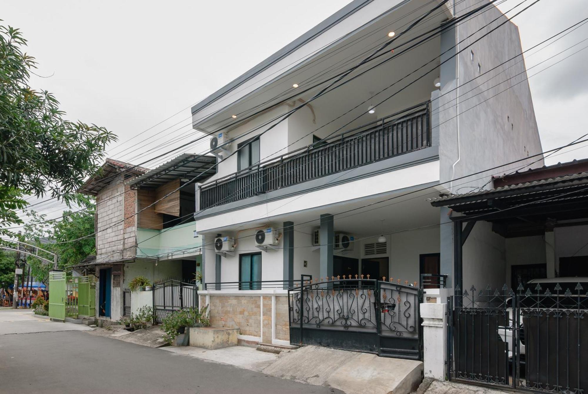 Hotel Reddoorz At Flamboyan Harapan Indah Bekasi Exterior foto