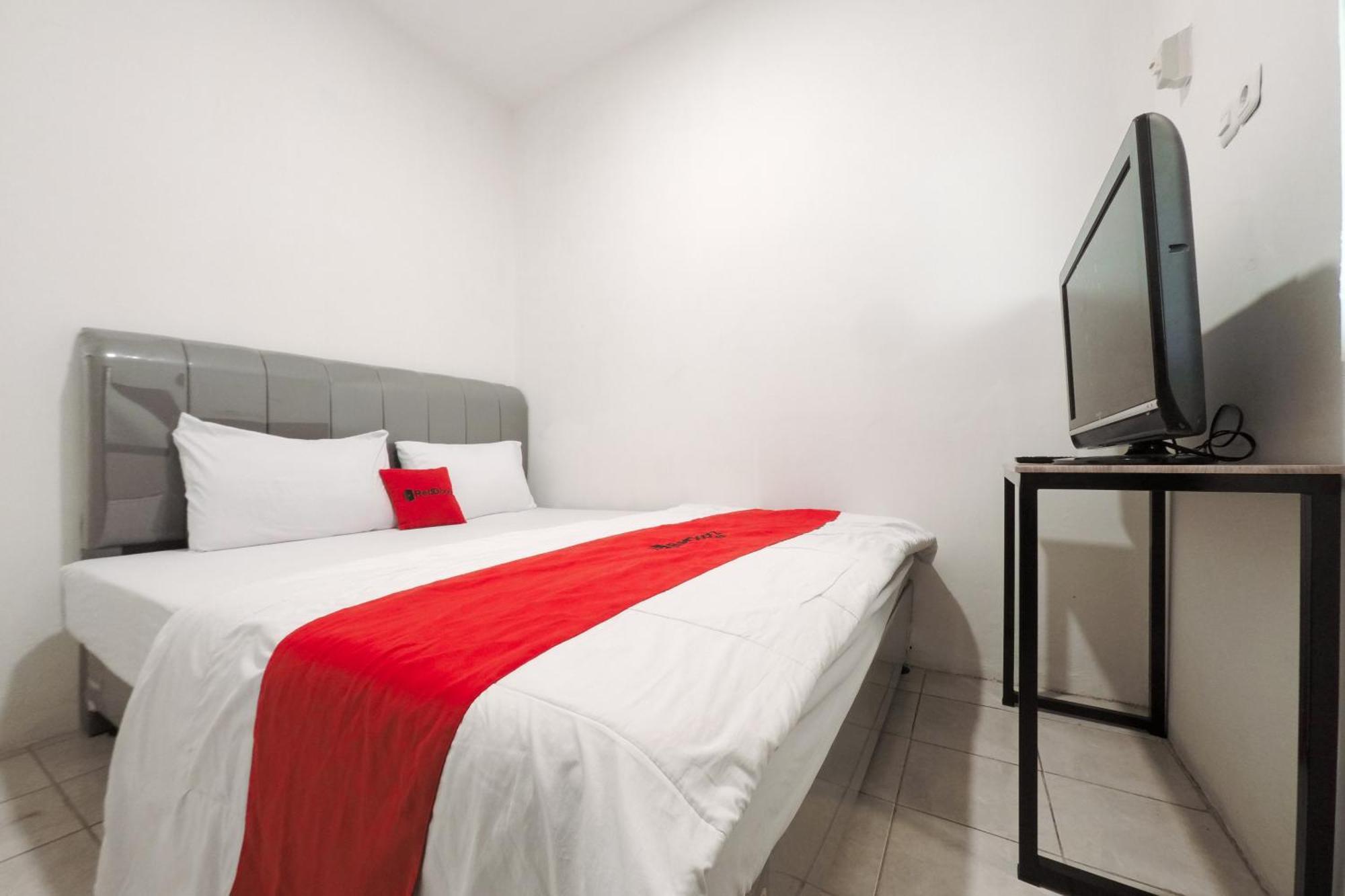 Hotel Reddoorz At Flamboyan Harapan Indah Bekasi Exterior foto