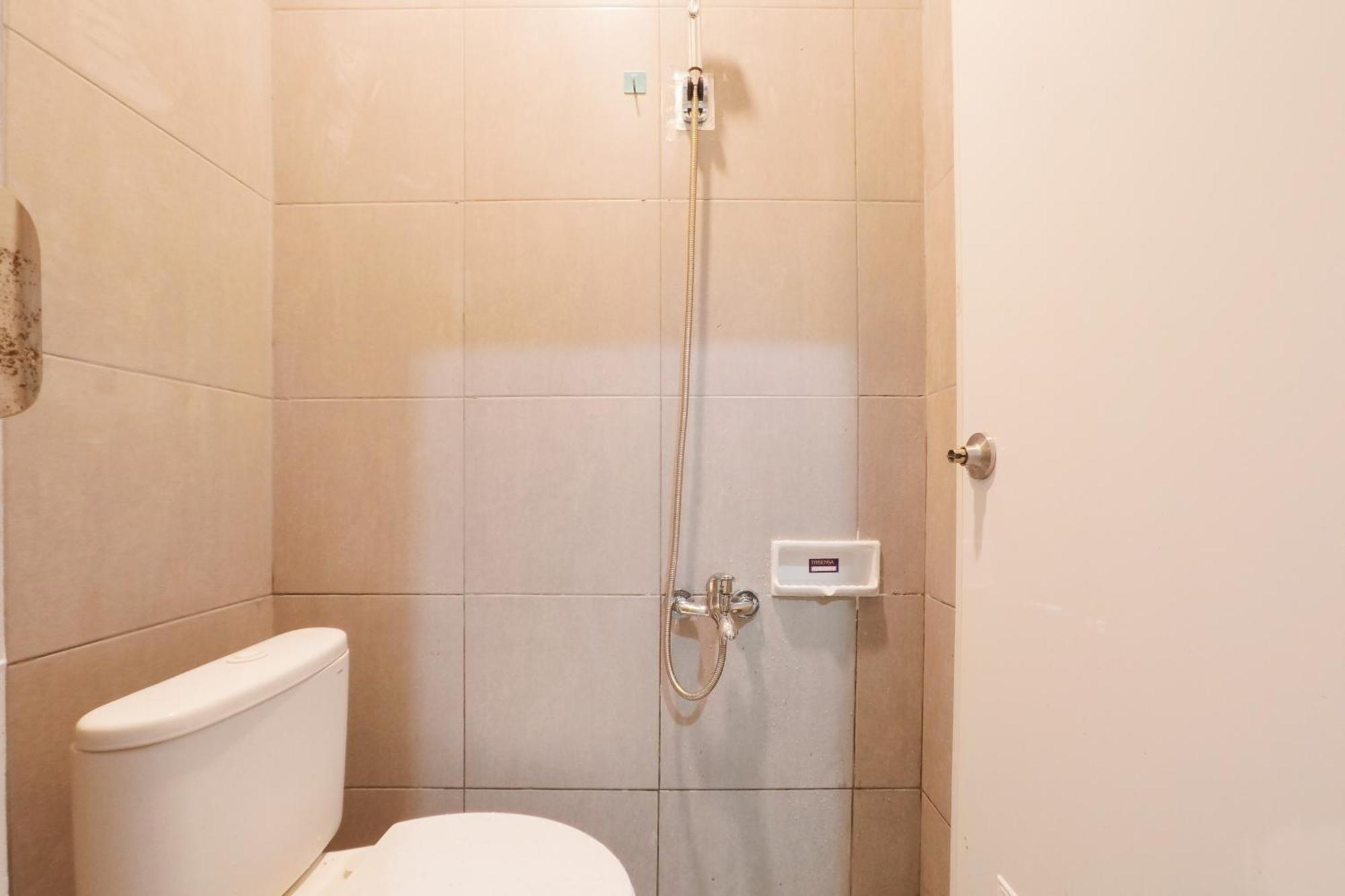 Hotel Reddoorz At Flamboyan Harapan Indah Bekasi Exterior foto
