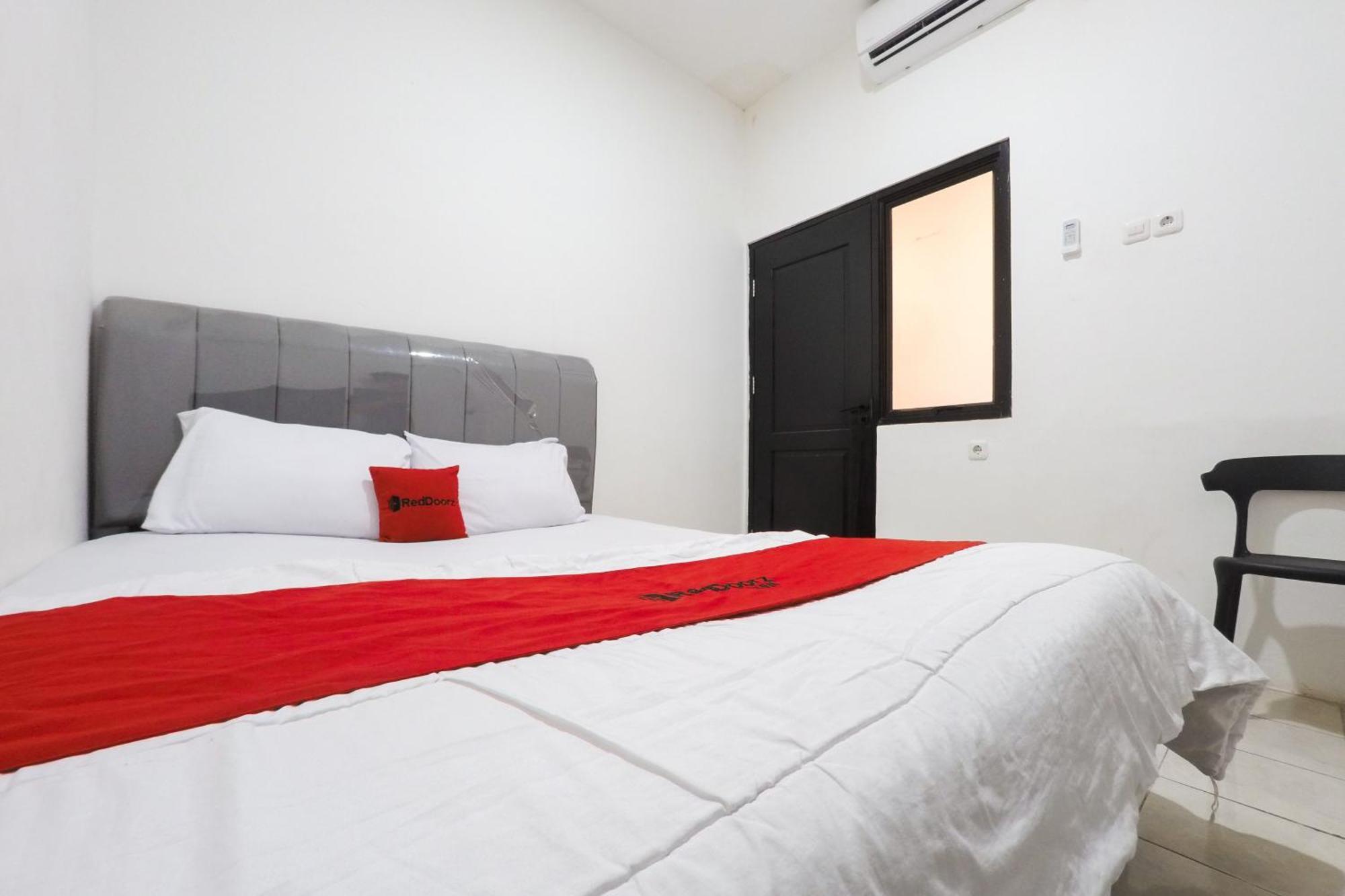 Hotel Reddoorz At Flamboyan Harapan Indah Bekasi Exterior foto