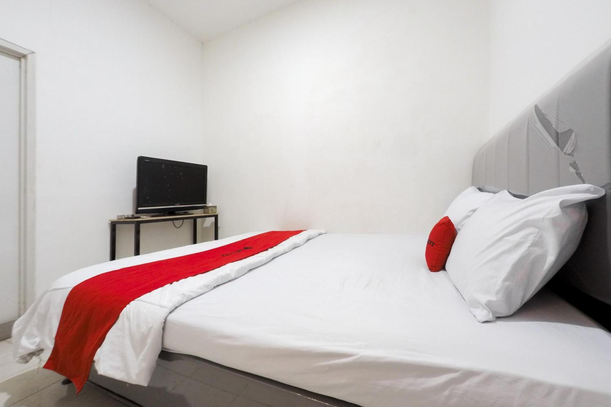 Hotel Reddoorz At Flamboyan Harapan Indah Bekasi Exterior foto